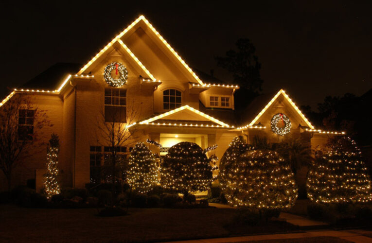 How to Set Up Outdoor Holiday Lighting on Your Own